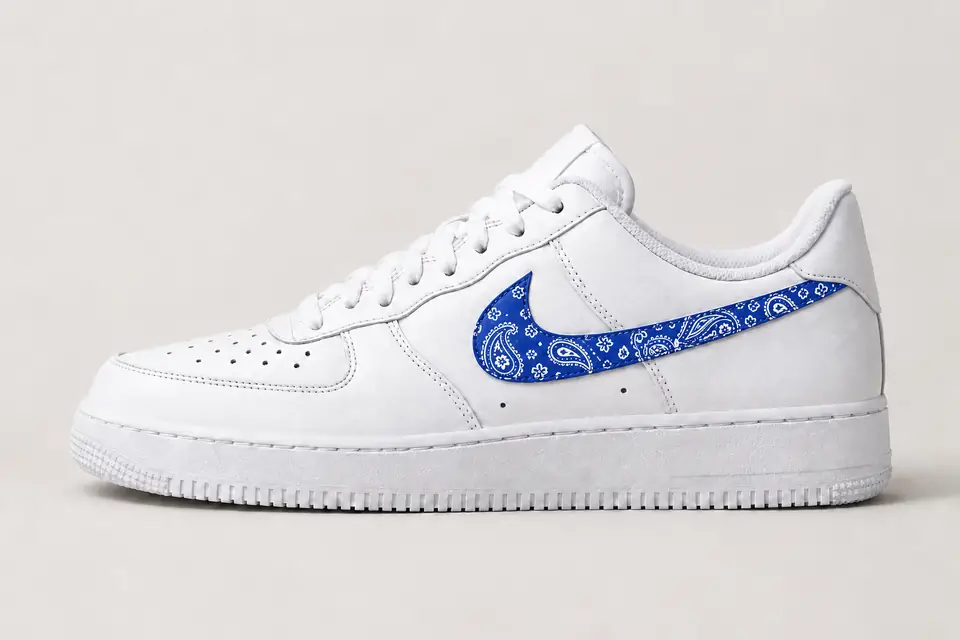 Air Force 1 Paisley Swoosh coloris bleu, vue de profil
